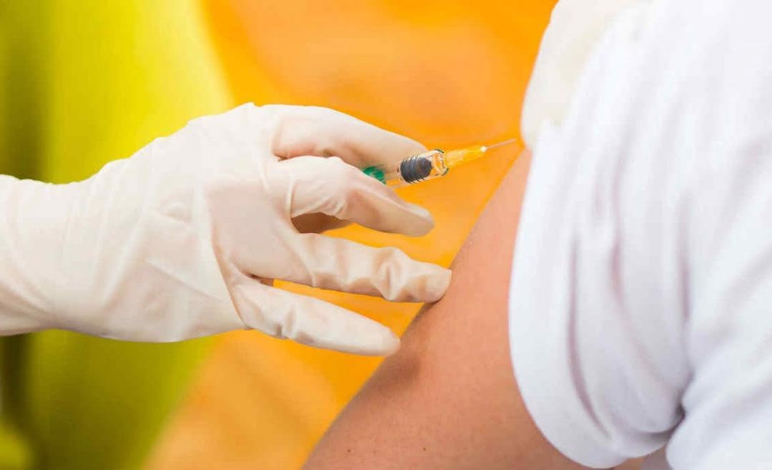 Aplicación de vacuna contra Fiebre Amarilla y Covid