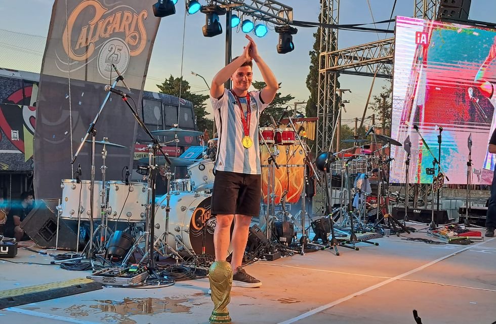 Una multitud recibió al futbolista campeón del mundo en su pueblo natal