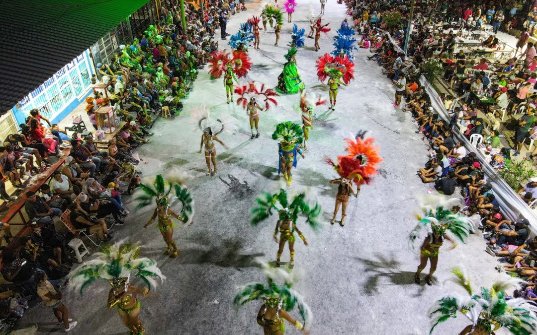 Cargado de alegría, brillo y baile arrancaron los Corsos Oficiales en Chilecito