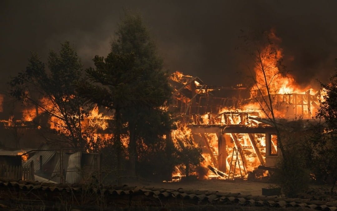 260 incendios forestales azotan al vecino país de Chile, 51 de ellos están actualmente en combate