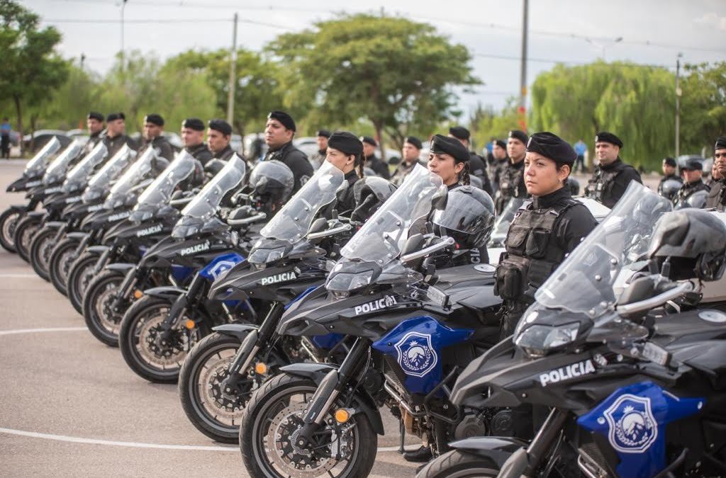 El Gobierno entregó a la Policía camionetas y motocicletas dotadas de alta tecnología
