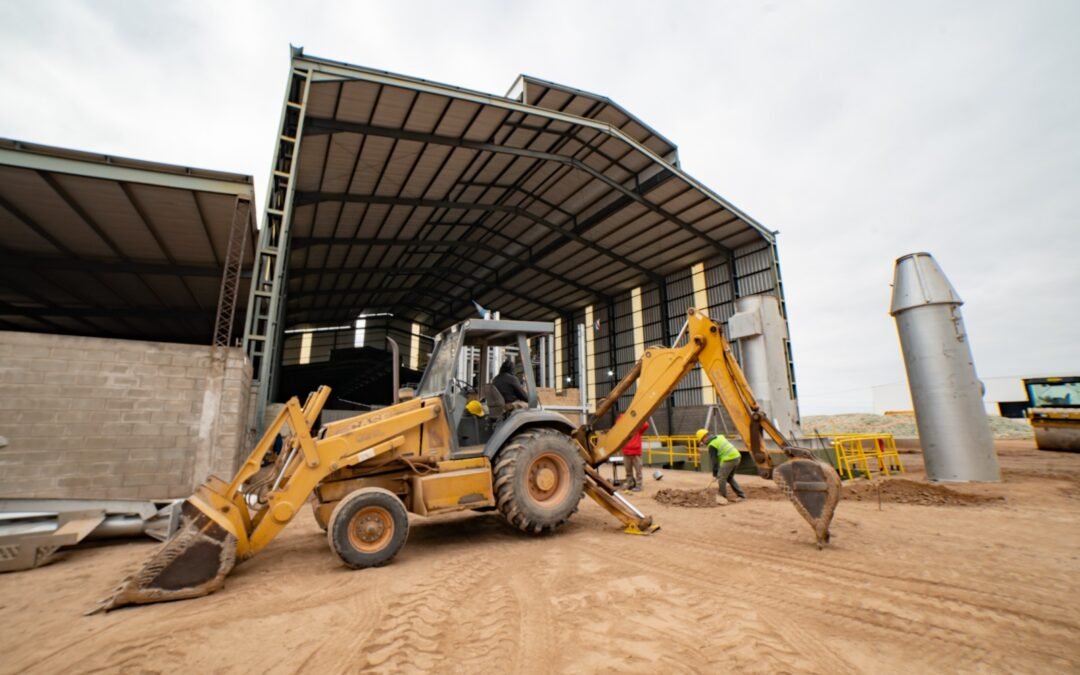 Planta Vidrios Riojanos avanza al 80% y culmina instalación de maquinaria