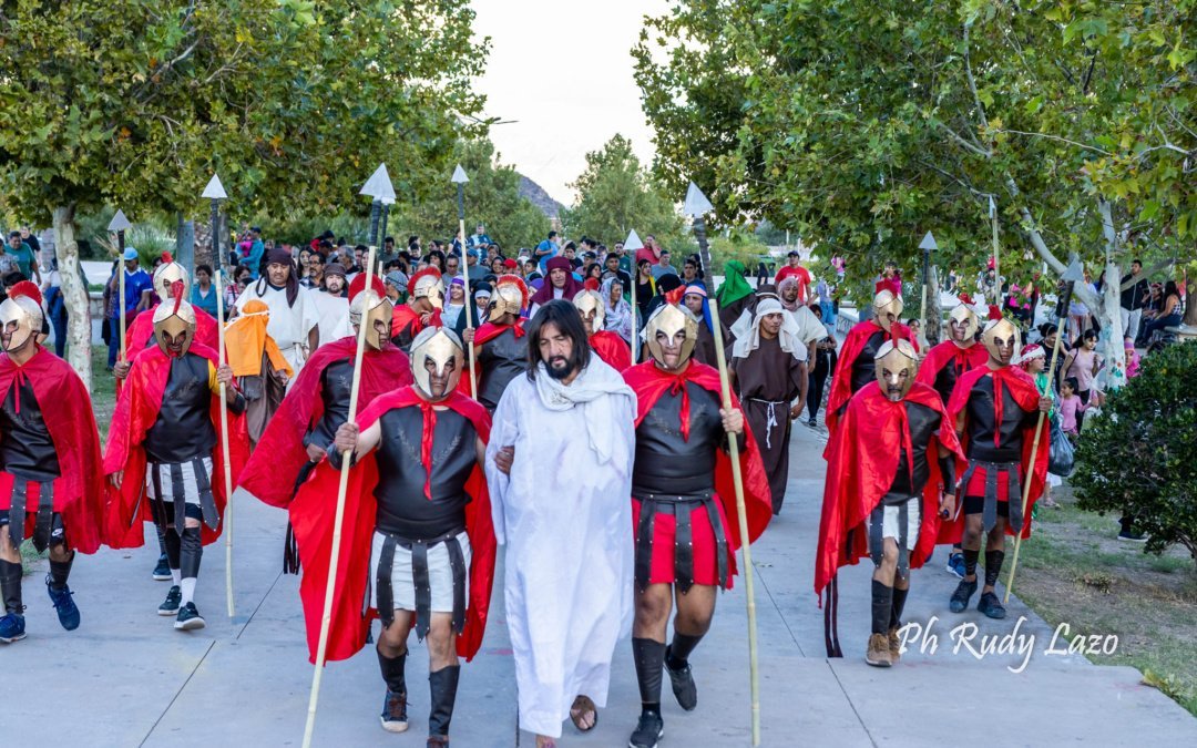Más de 100 personas representaron el Vía Crucis Viviente en plaza de la Cultura
