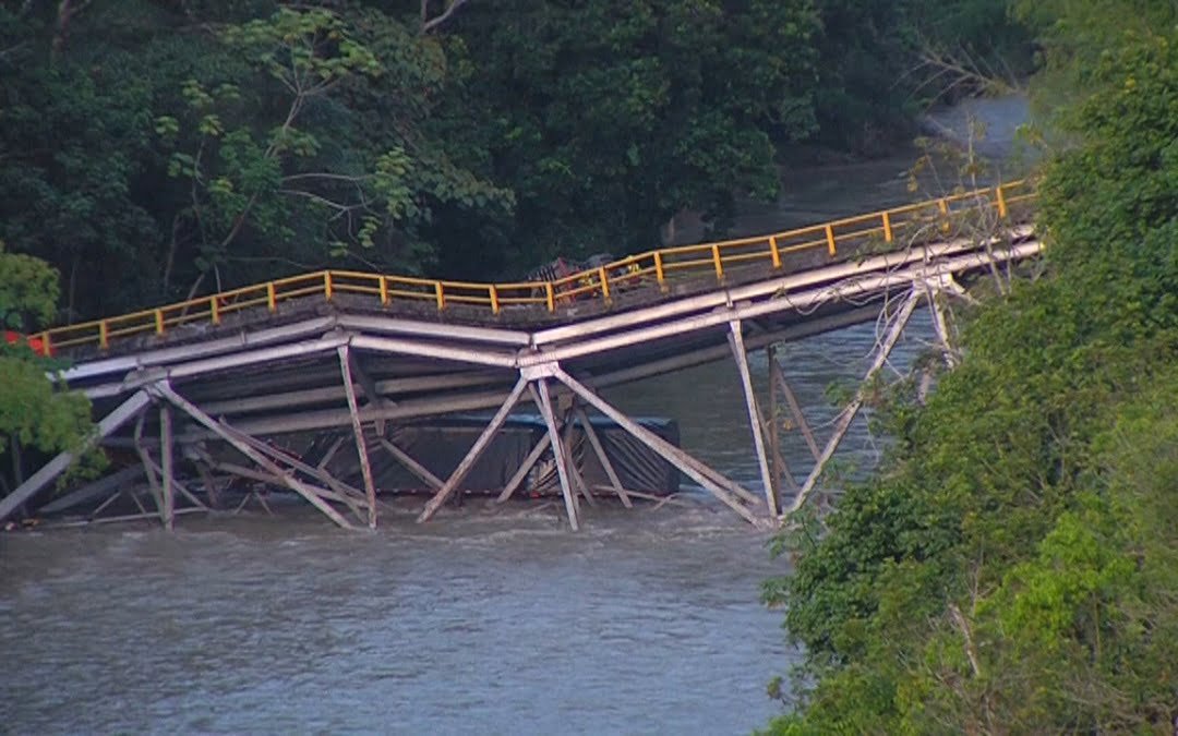 Colombia: Colapsó un puente que conecta los departamentos de Quindío y Valle del Cauca