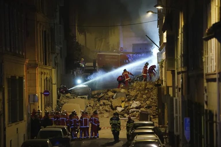 Francia: Cinco heridos tras un derrumbe e incendio en un edificio de cuatro pisos en Marsella