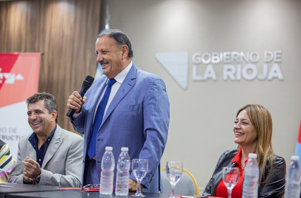 Quintela licitó obras de asfalto: “Si cada departamento crece, crece la provincia”