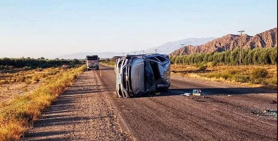 Dos personas fallecieron tras el vuelco de una camioneta en Anguinan