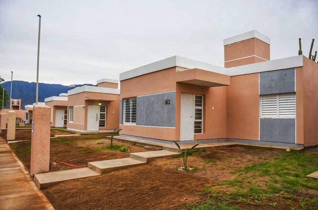 La Provincia entregó las llaves de 58 hogares a familias en zona sur de ciudad Capital