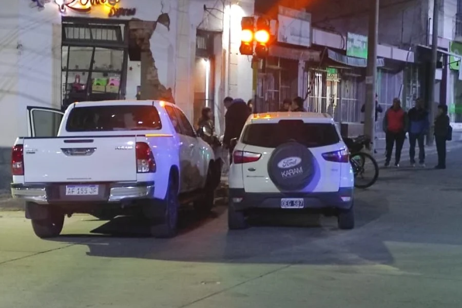 Choque entre camionetas, una terminó incrustada en un local comercial