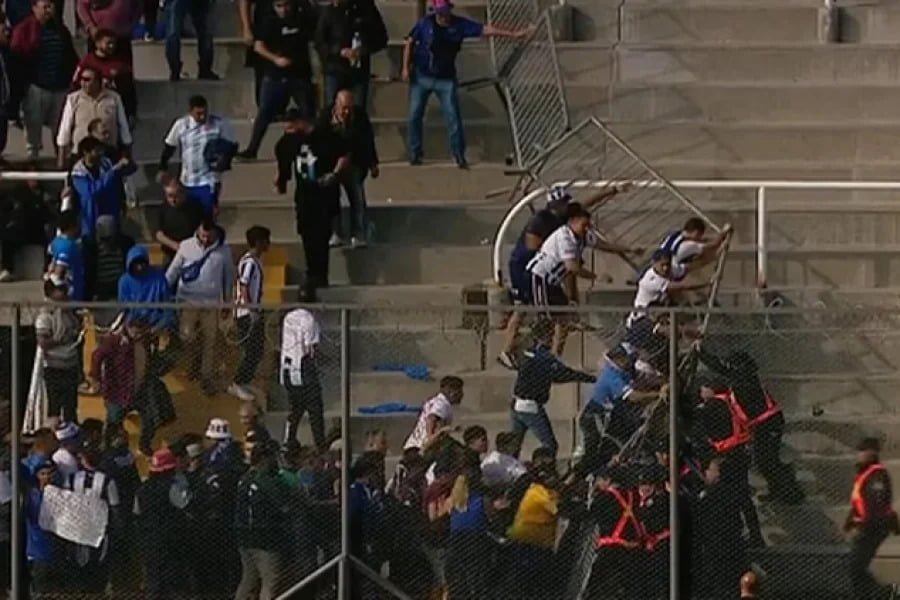 Los simpatizantes de Chacarita generaron graves incidentes en el estadio Carlos Augusto Mercado Luna de La Rioja