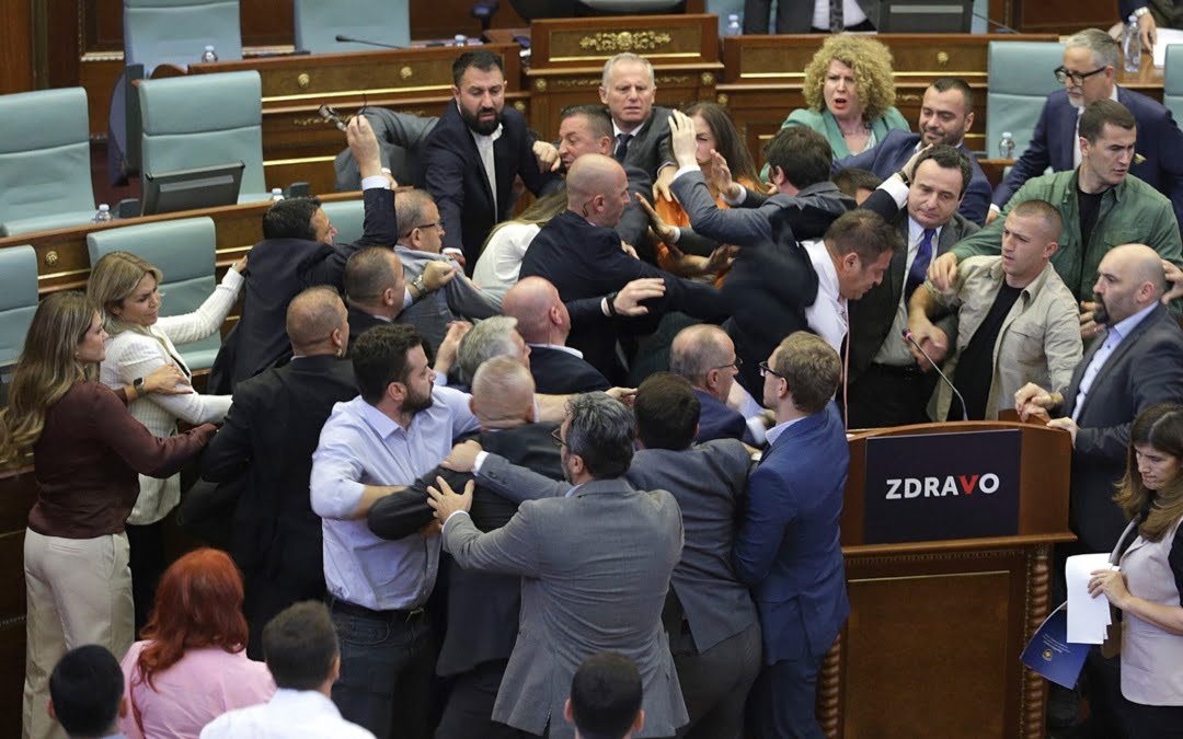 Un diputado le tiró agua al primer ministro y desató el caos en el Parlamento de Kosovo