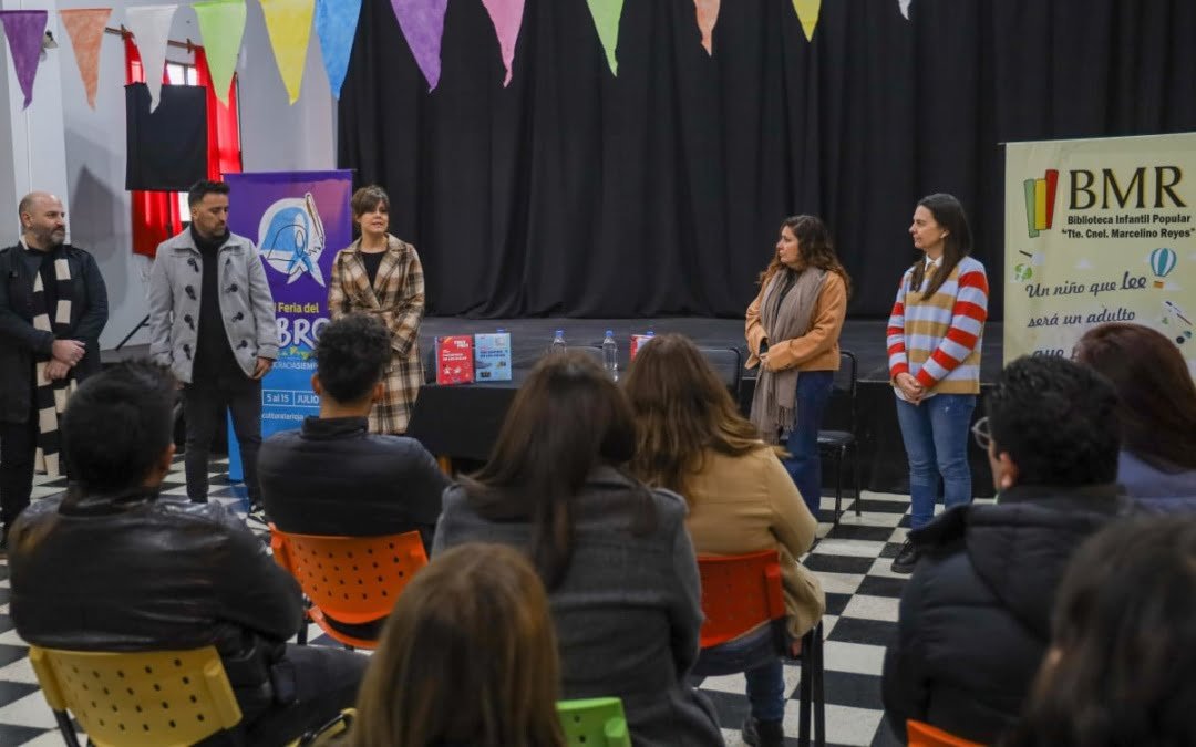 Entregan kits para bibliotecas populares y escuelas rurales de toda la provincia