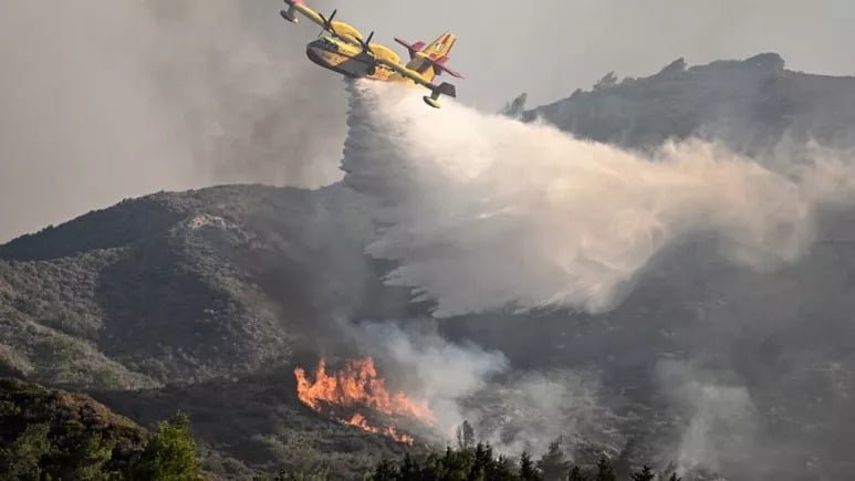 Incendios en Grecia: Un avión cisterna se estrelló mientras luchaba contra las llamas