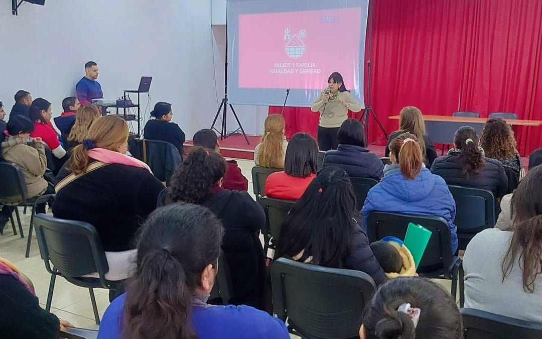 La Secretaría de la Mujer brindó una charla de prevención de la Violencia de Género