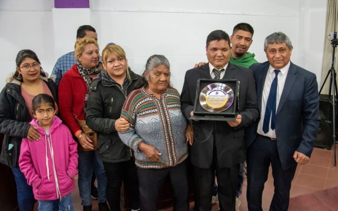 Rinden homenaje y reconocimiento a Carlitos Miguel por su trayectoria músical