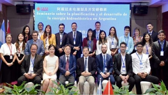 Representantes de la Provincia rumbo a China por un seminario de energía hidroeléctrica