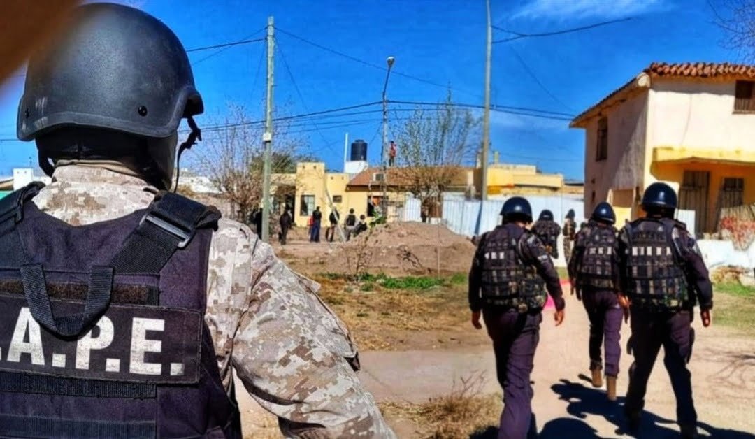 Negociación tensa: Policía logró disuadir a un sujeto armando en barrio La Cañada