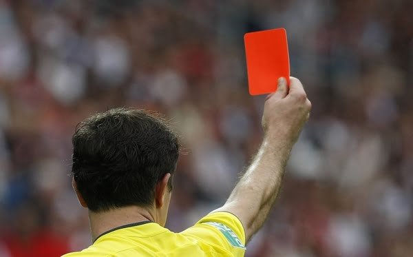 Árbitro fue noqueado y brutalmente golpeado por un jugador tras una expulsión en pleno partido del maxi veteranos