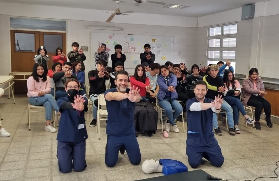 Capital: Capacitación sobre RCP en escuelas secundarias