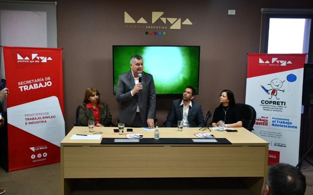Firman convenio para promover los derechos de los niños en los sectores turísticos y artísticos