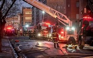 Más de 70 personas murieron en un incendio que arrasó un edificio en Johannesburgo