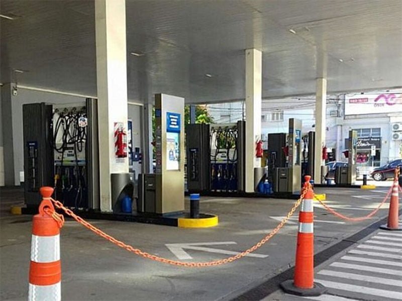 Estaciones de servicio amenazan con cerrar de noche en protesta por el congelamiento de precios