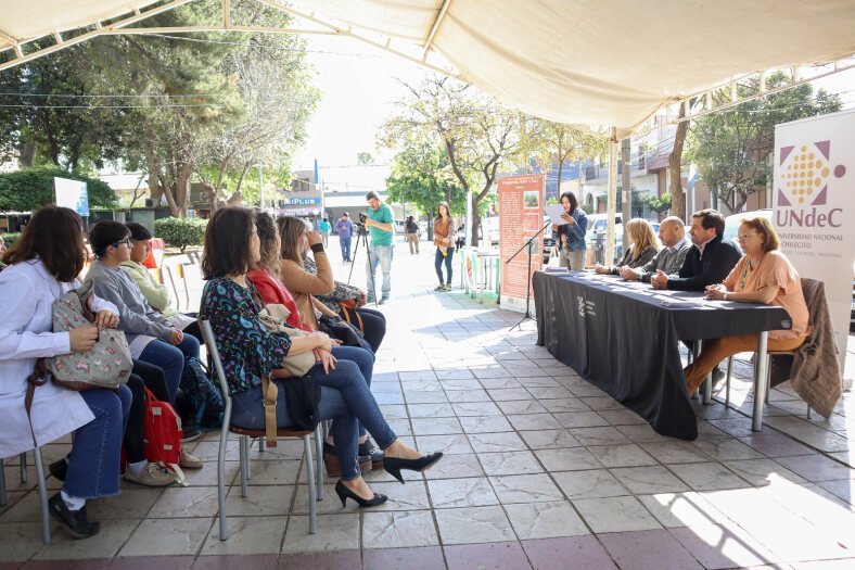 La UNdeC realiza actividades por la Semana del Algarrobo en plaza principal