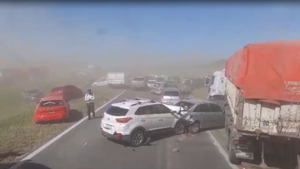 Una nube de tierra produjo un accidente en cadena de más de treinta autos en autopista Córdoba – Rosario