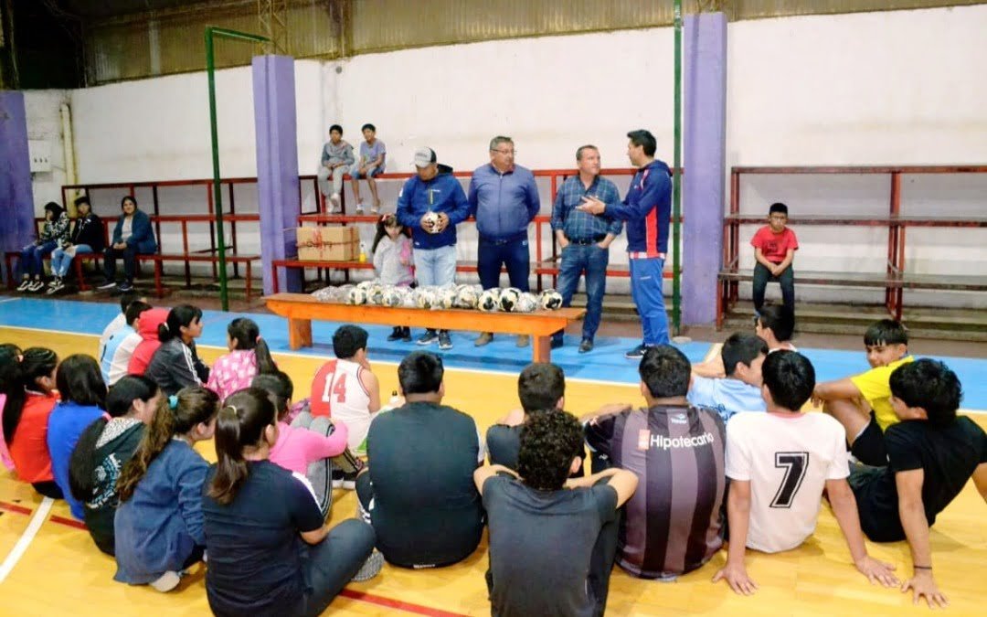 Entregan elementos deportivos a la escuela municipal de Handball