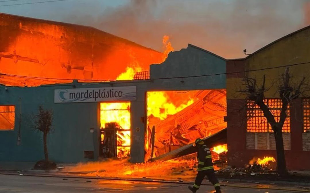 Mar del Plata: Se incendió una fábrica de cajones de plástico y evacuaron toda la manzana