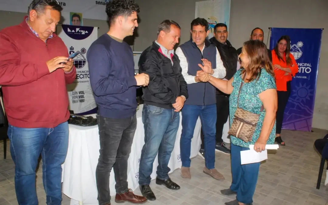 Entregan herramientas a emprendedores y materiales de construcción a 23 familias