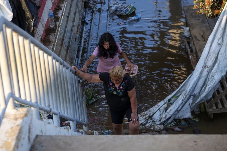 Puente aéreo en Acapulco para evacuar a turistas en la devastada ciudad por el huracán Otis