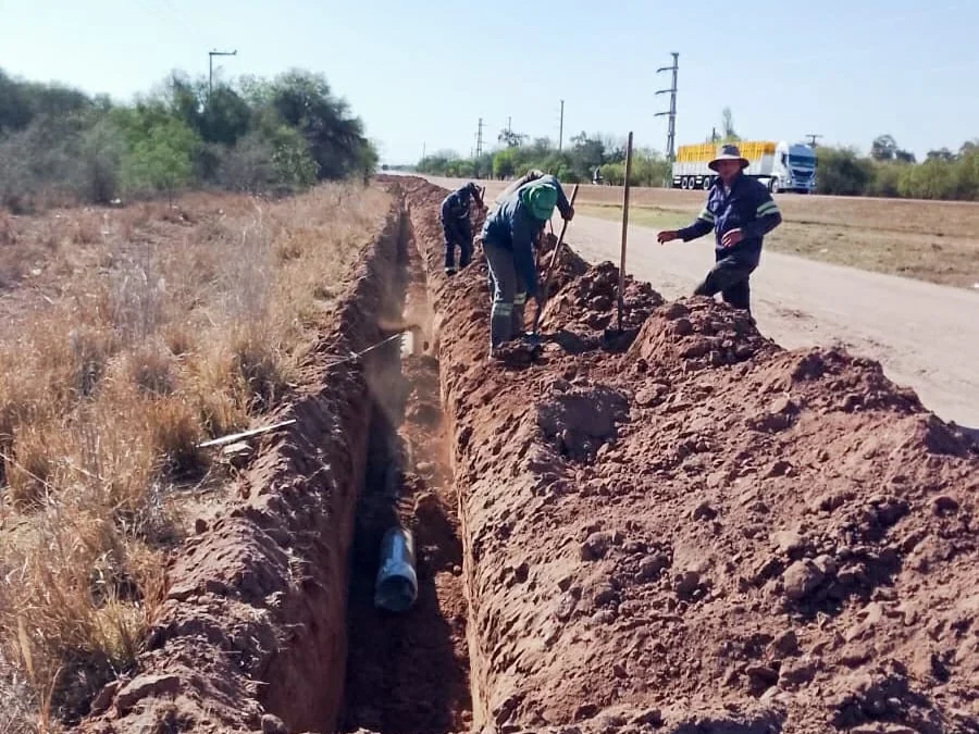 Comenzó la instalación de cañerías para recuperar el sistema de agua potable en Chamical