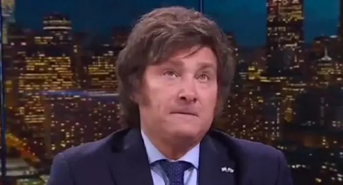 Milei se mostró indignado con quienes hacían ruido detrás de cámara en una entrevista