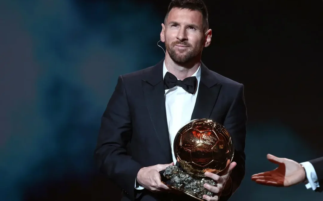 En el cumpleaños de Maradona, Messi ganó su octavo balón de oro y se lo dedicó al otro 10