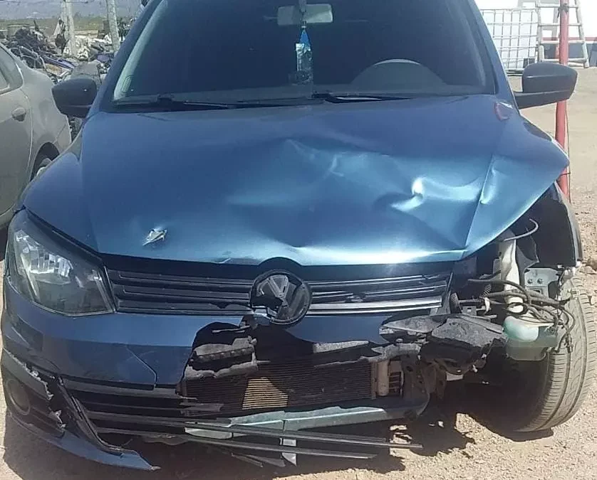 Conductor de automóvil chocó contra motociclista que se encuentra internado en espera de cirugía