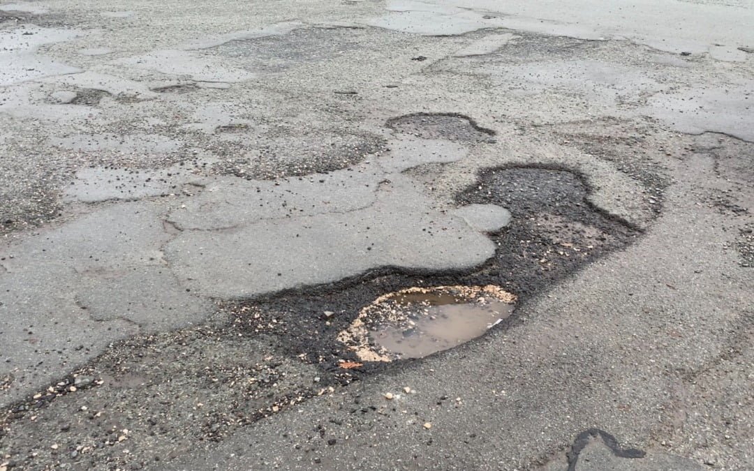 Municipio pidió a la comunidad no tirar agua a las calles porque deteriora el asfalto