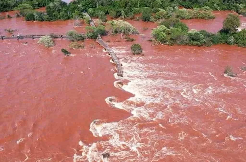 Cataratas de Iguazú Intensas lluvias y apertura de represa brasilera agravaron la situación de la creciente