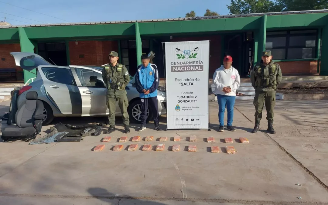 Gendarmes de Salta secuestraron 18 kilos de cocaína oculta debajo de las alfombras de un auto