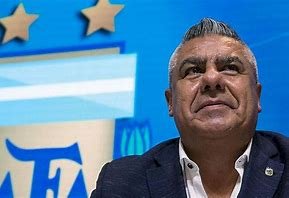 Chiqui Tapia apoyó a Massa mientras anunció que Argentina será escenario inaugural del mundial 2030