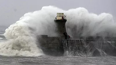 Norte de Europa en alerta por fuertes lluvias y vientos huracanados de la tormenta Babet