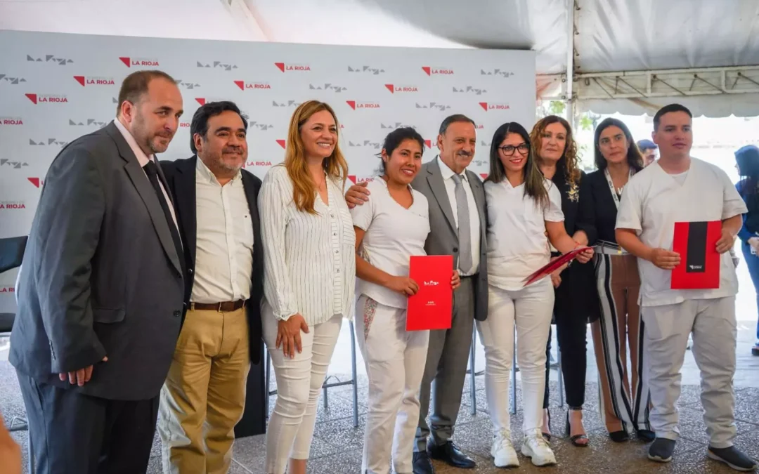 La provincia entregó 234 decretos de pase a planta a trabajadores de la salud