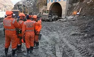 Tercer día de labores para salvar a 40 obreros atrapados en un túnel de India