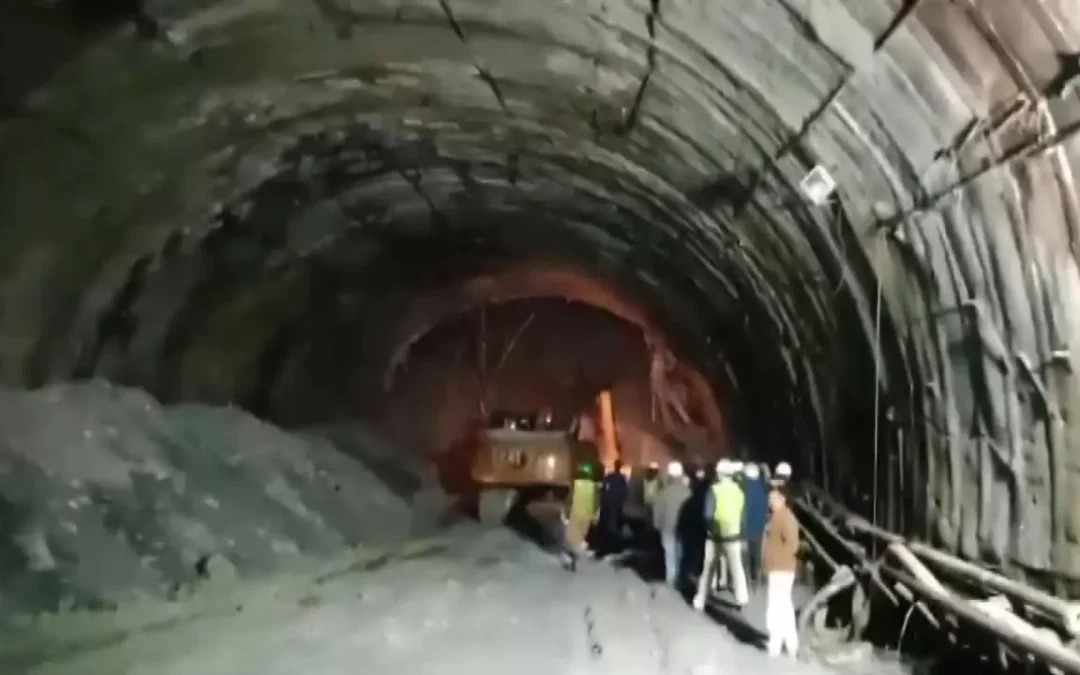 India: Decenas de obreros quedaron atrapados tras el derrumbe de un túnel