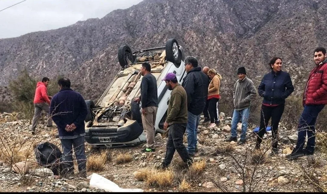 Conductor se durmió al volante y volcó llegando a Famatina