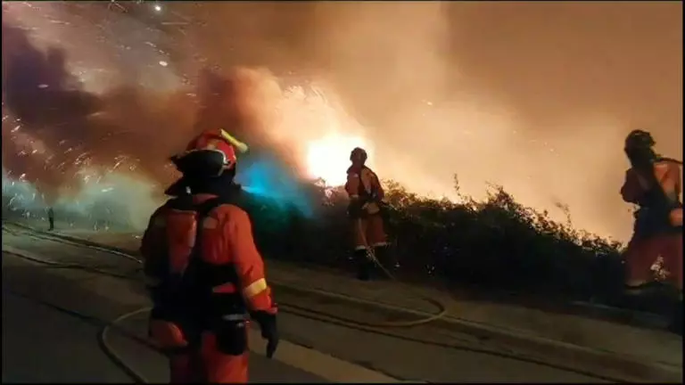 España: Voraz incendio agravado por fuertes vientos obligó a evacuar a más de 800 personas