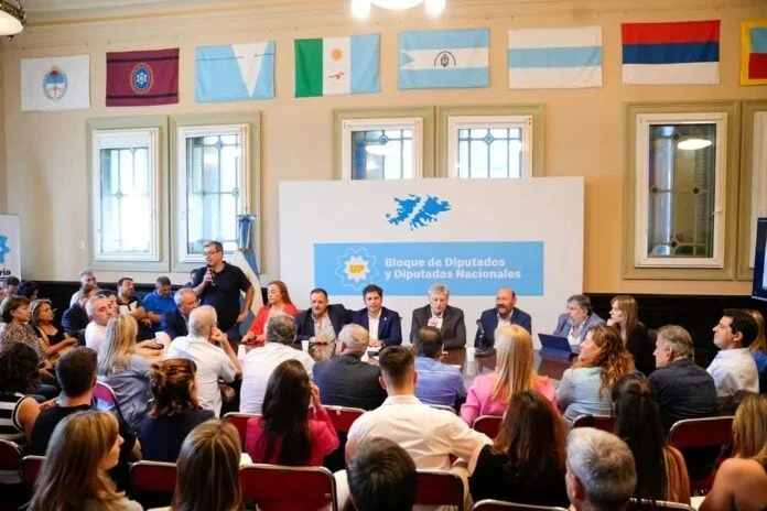Diputados y senadores de UxP se reunieron con gobernadores y vices para analizar el DNU: «Vamos a un sistema de desfederalización del país»