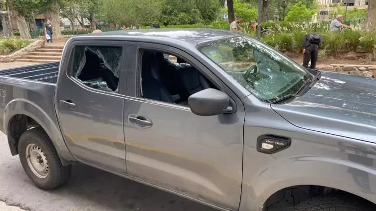 Córdoba: Motochorros le reventaron los vidrios de la camioneta y le robaron dinero en pleno centro