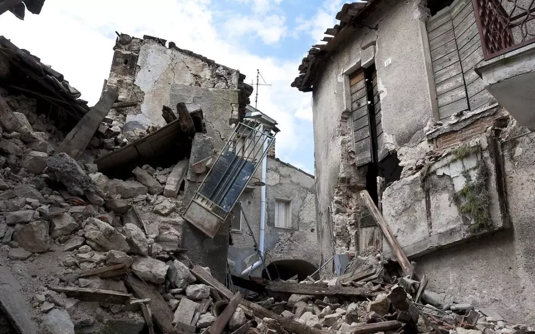 Terremoto de 6,2 grados sacudió a China, causando más de 100 fallecidos y múltiples destrozos