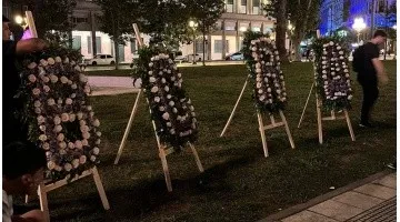 Hicieron un velatorio al Banco Central con arreglos florales: “Chau Estafa Central, gracias Milei”